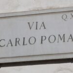 La targa di via Poma