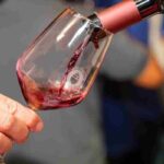 Una bottiglia di vino e un bicchiere