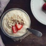 un vasetto di yogurt con frutta e avena