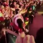 II momento in cui unrobot umanoide attacca una donna durante una fiera