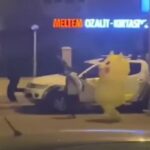 Un uomo vestito da Pikachu in Turchia inseguito dalla polizia durante le proteste