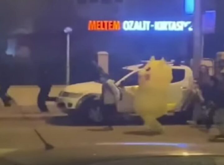 Un uomo vestito da Pikachu in Turchia inseguito dalla polizia durante le proteste