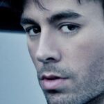 Primissimo piano del cantante Enrique Iglesias