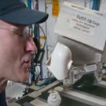 Astronauta beve una tazza di caffè sulla Stazione Spaziale Internazionale