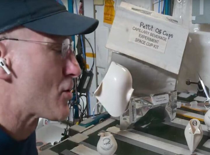 Astronauta beve una tazza di caffè sulla Stazione Spaziale Internazionale