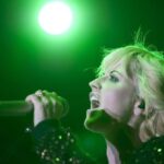 Dolores O'Riordan, voce dei Cranberries, durante un'esibizione dal vivo