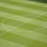 campo di calcio vuoto visto dall'alto