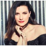 Laura Pausini look alle nozze d'oro genitori