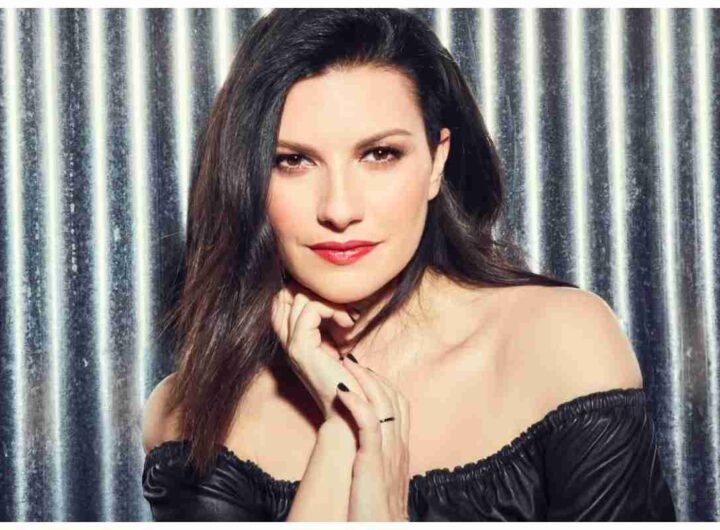 Laura Pausini look alle nozze d'oro genitori
