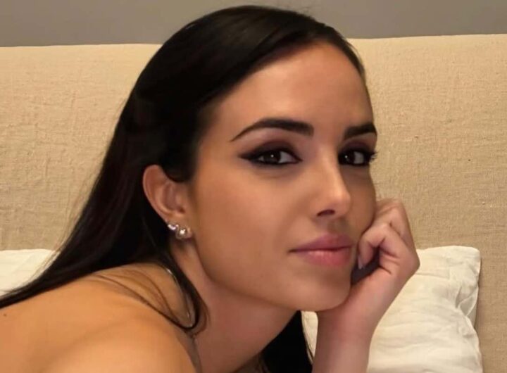 Giusy Meloni stesa sul letto