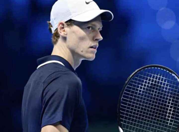 Jannik Sinner esulta dopo un punto