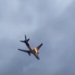 L'aereo con il motore in fiamme