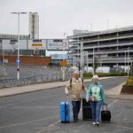 La coppia davanti all'aeroporto di heathrow a Londra