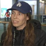 L'attrice canadese Jasmine Mooney dopo il suo atterraggio a Vancouver