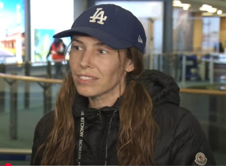 L'attrice canadese Jasmine Mooney dopo il suo atterraggio a Vancouver