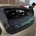 Un'auto danneggiata vicino Mosca da un drone ucraino