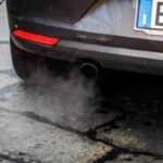Un'auto emette CO2