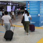 Passeggeri col trolley si stanno per imbarcare