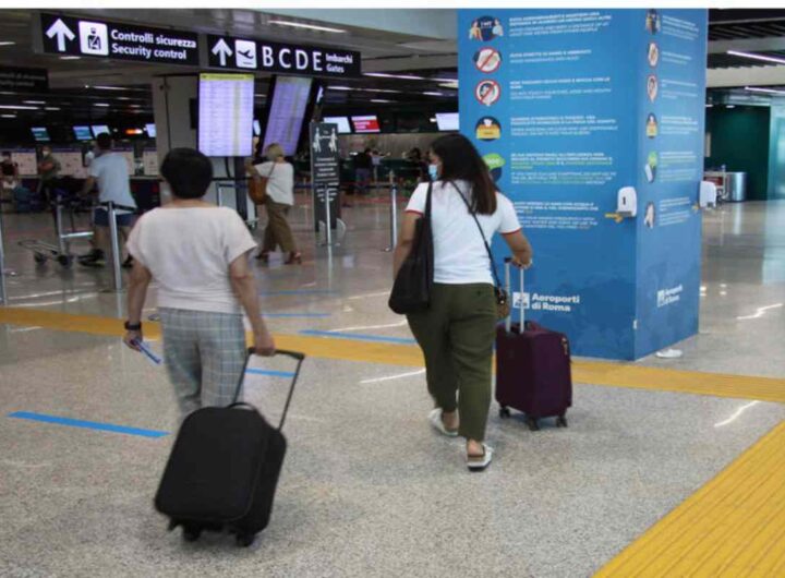 Passeggeri col trolley si stanno per imbarcare