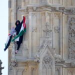 si arrampica sul big ben con bandiera palestina