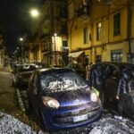 Calcinacci sulle auto dopo il terremoto ai Campi Flegrei