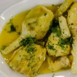 un piatto di carciofi alla romana
