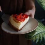 una fetta di cheescake alle fragole