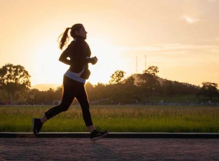 una ragazza fa jogging