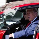 Trump e Musk ridono nella Tesla parcheggiata davanti alla Casa Bianca