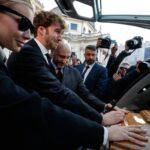 Clizia Incorvaia, Paolo Ciavarro e Andrea Rizzoli alla Chiesa degli Artisti durante i funerale di Eleonora Giorgi