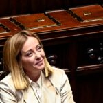 giorgia meloni guarda in alto in parlamento