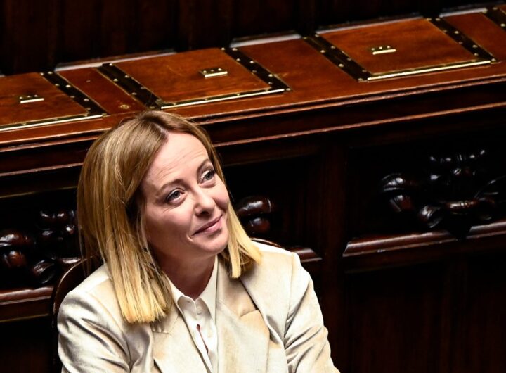 giorgia meloni guarda in alto in parlamento