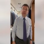 La foto del giorno, il sindaco di Istanbul Ekrem Imamoglu che si veste in attesa di essere arrestato