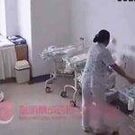 Le infermiere proteggono i piccoli in culla durante la scosa di terremoto in Myanmar