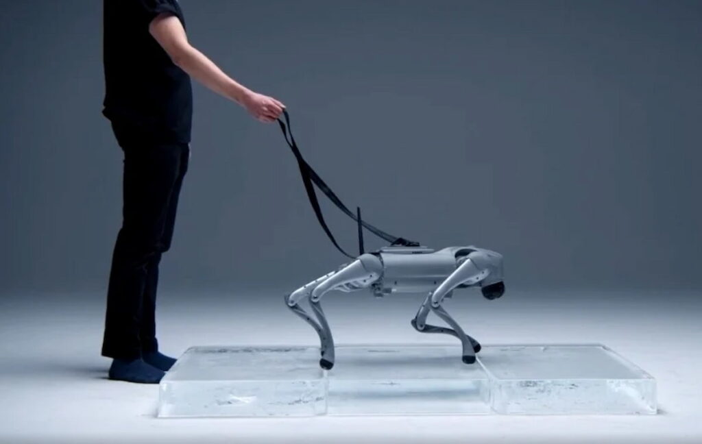 Cinesi e americani si preparano alla guerra schierando droni e cani robot, guidati non più da generali ma dalla AI