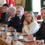 Parigi val bene una messa: Meloni avverte Salvini e Tajani, gli italiani vogliono la pace (in casa)