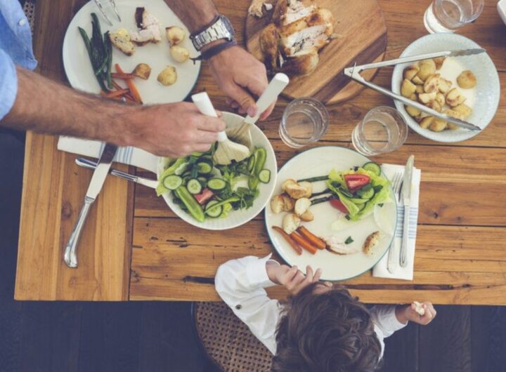 un tavolo con il cibo