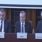 Mario Draghi si rivolge scherzando ai parlamentari