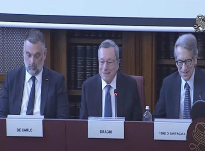 Mario Draghi si rivolge scherzando ai parlamentari