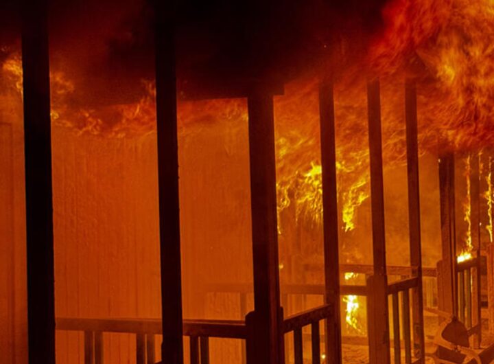 Gli incendi divampati nella notte in alcuni stabilimneti di Ostia