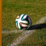 Pallone in un campo di calcio