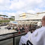 papa saluta folla al gemelli