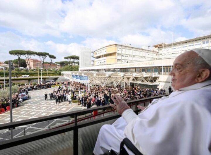 papa saluta folla al gemelli