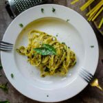 un piatto di pasta con carciofi