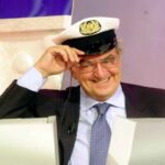 Bruno Pizzul sorridente negli studi di Quelli del calcio