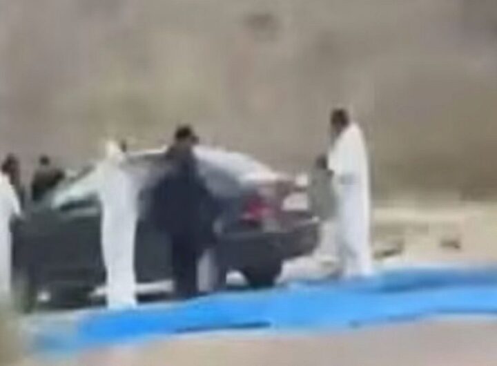 Nella foto, l'auto in cui sono stati trovati i corpi degli studenti uccisi in Messico