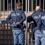 poliziotti davanti ad una scuola