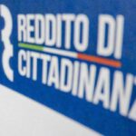 Un cartello che indica dove informarsi per il Reddito di cittadinanza