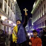L'anziana sostenitrice di Georgescu che in Romania protesta in piazza con la croce ortodossa in mano
