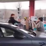Jannik Sinner fa benzina in autostrada